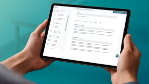 Foto eines Tablets mit geöffnetem thevea-Therapiebericht, der Textbausteine auf der linken Seite und ausgefüllte Felder zu Diagnose, Therapiezielen und aktuellem Befund zeigt.