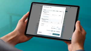 Foto eines Tablets mit geöffnetem thevea-Dialog zur Zuzahlungserfassung, der Maßnahmen, Einzelpreise und eine Gesamtsumme von 71,05 € mit Zahlungsartauswahl zeigt.